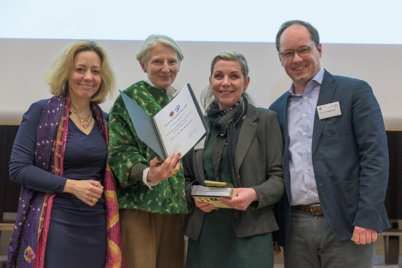  Laudatorin Professorin Angela Zacharasiewicz, Vorstandsmitglied der Gesellschaft für Pädiatrische Pneumologie (GPP), Professorin Monika Gappa, Vorstandsmitglied der Deutschen Lungenstiftung, die Preisträgerin Privatdozentin Dr. Mandy Laube von der Universität Leipzig und GPP-Präsident Professor Philippe Stock. 